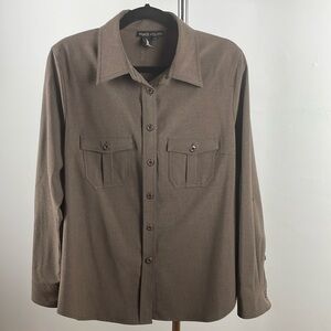 Casual neutral shirt with front cargo-style pockets.